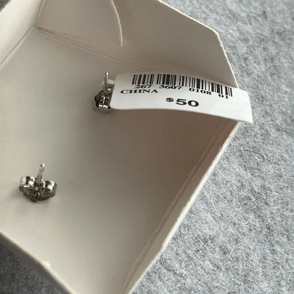 🆕 Elegant Silver Opal Earrings - Picture 2 of 4